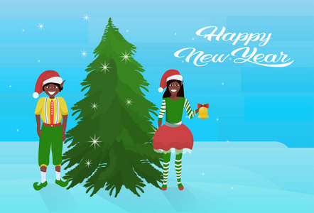非洲裔美国夫妇小精灵服装近杉树新年快乐圣诞快乐概念平面矢量图
