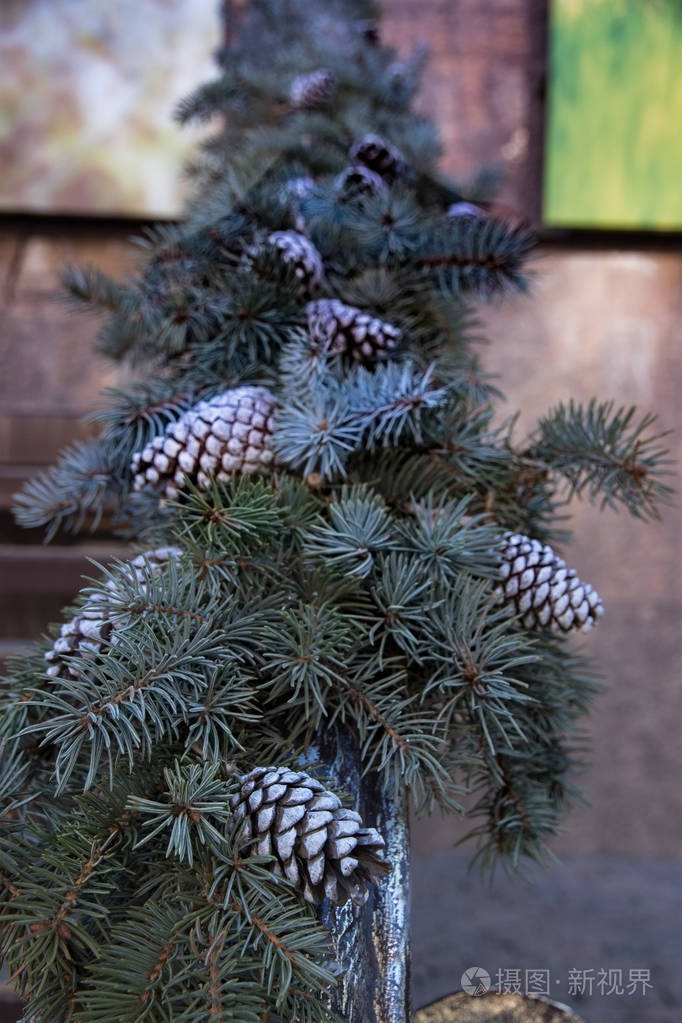 冷杉树枝的节日花环. 为圣诞节和新年装饰立面,栏杆上模糊的