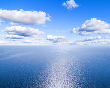蓝色海水背景和太阳反射的鸟瞰图. 空中飞行无人机视图.