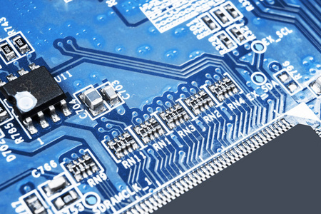 带有电阻微芯片和电子元件的电路板的宏镜头。 计算机硬件技术。 集成通信处理器。 信息工程。 半导体。 印刷电路板 特写
