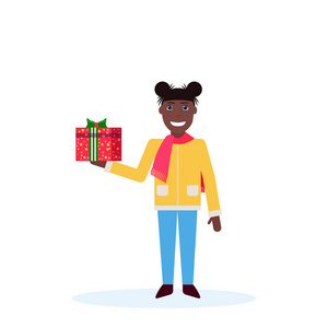 非洲裔美国妇女拿着礼物盒快乐新年快乐圣诞节概念女性卡通人物全长隔绝