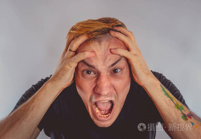 一个疯狂的家伙的情感肖像概念神经崩溃精神疾病头痛和偏头痛