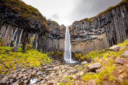 瀑布美丽的阳光景观。 冰岛最著名的瀑布之一