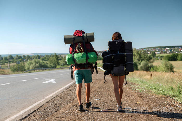 旅行的人搭便车.背包客上路