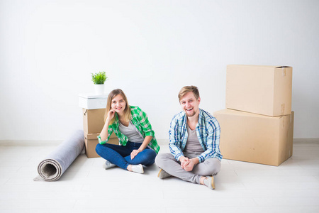 家庭, 新公寓和搬迁概念年轻夫妇搬进新房子
