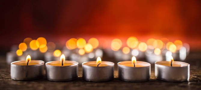 许多蜡烛象征葬礼，宗教，圣诞节水疗，庆祝生日，灵性和平纪念，或假日燃烧在晚上。