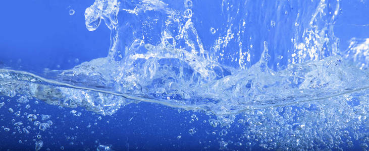 蓝色清澈的水流动图片