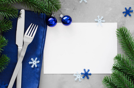 编写圣诞菜单的背景。冬季餐桌设置