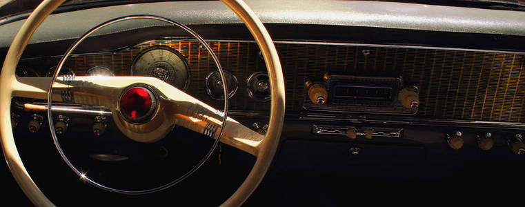阳光下的老式汽车仪表板