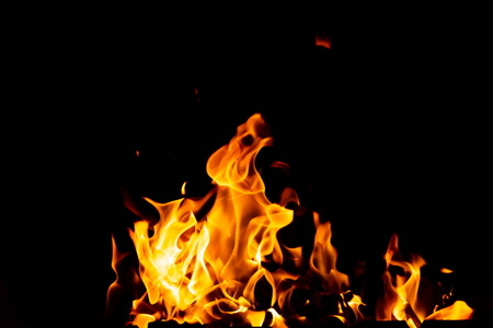 火苗火苗从燃烧煤在烤架深夜. 复制粘贴.照片