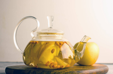 透明茶壶里放着姜橙和沙棘的美味茶