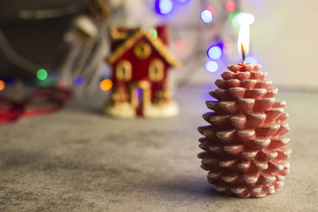圣诞节背景一支燃烧的蜡烛，呈锥状