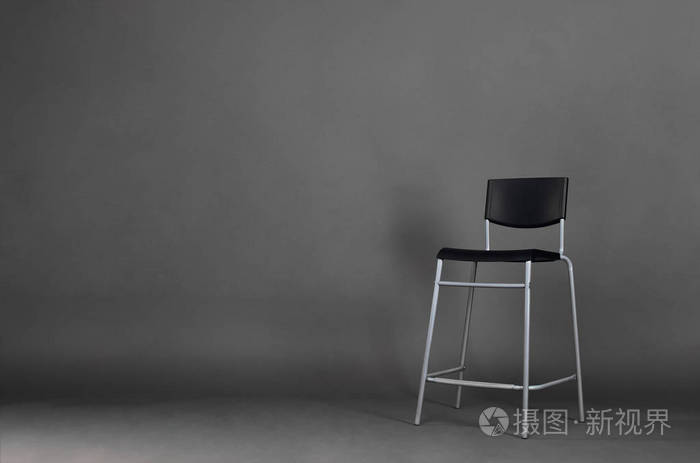 黑色金属椅子隔离在灰色背景和复制空间在工作室.