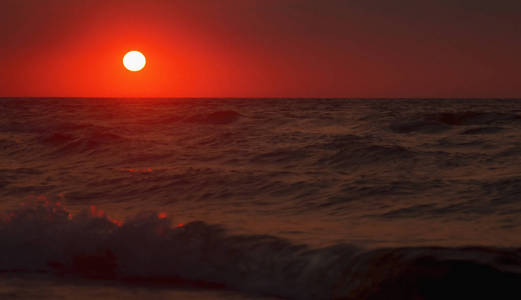 奇妙的红海背景。 晚上地中海。