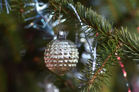 节日树上的老式圣诞玩具。 金球球球