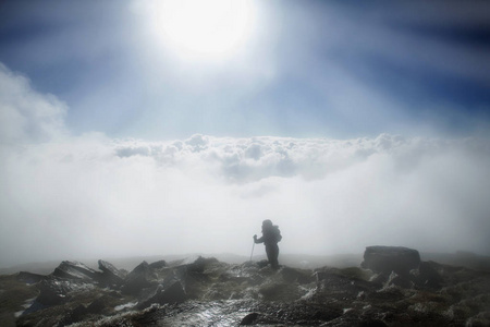 登山者在雾和秋天的朝阳中到达山顶。 喀尔巴阡山脉乌克兰。