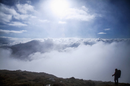 登山者在雾和秋天的朝阳中到达山顶。 喀尔巴阡山脉乌克兰。