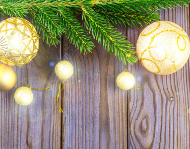 圣诞节背景与新鲜的Firtree和鲍布在木材上与明亮的。