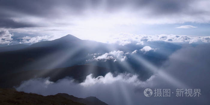 在阳光下闪闪发光的山景。戏剧性的夜景..地理位置喀尔巴阡山脉，乌克兰最高的山峰霍维拉。艺术的画面。美丽的世界。