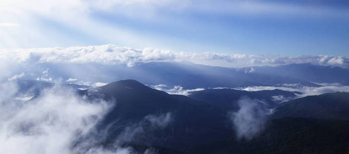 在阳光下闪闪发光的山景。戏剧性的夜景..地点喀尔巴阡山脉，乌克兰，欧洲。艺术的画面。美丽的世界。