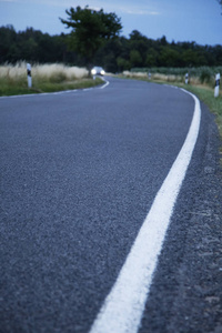 夜晚的道路以车的轮廓作为道路规则和文化的象征