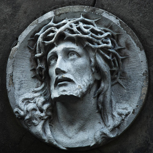 戴着荆棘冠冕,看电视,坐在家里的沙发上,拿着一碗爆米花耶稣基督荆棘