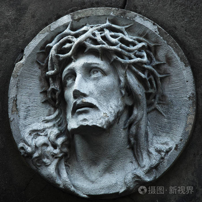 耶稣基督荆棘冠冕的脸雕像