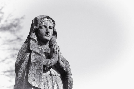 圣母玛利亚雕像。悲伤中悲伤的女人的老式雕塑宗教信仰痛苦爱的概念