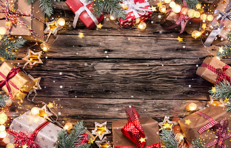 木制背景的圣诞礼物，产品或文字的大量复制空间。