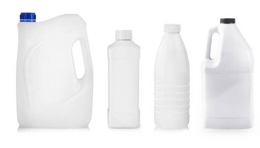 白色背景的金丝雀和白色塑料瓶
