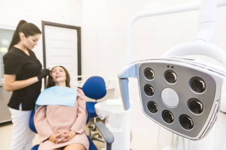 牙科诊所。接待, 检查病人。牙齿护理。现代化的牙科设备