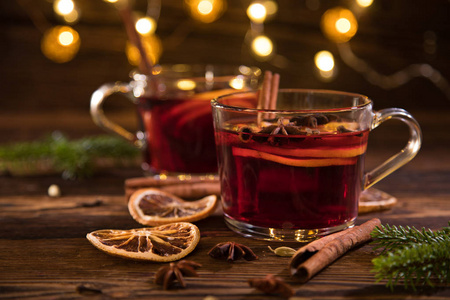 圣诞热覆盖葡萄酒与各种香料在旧的木制背景。