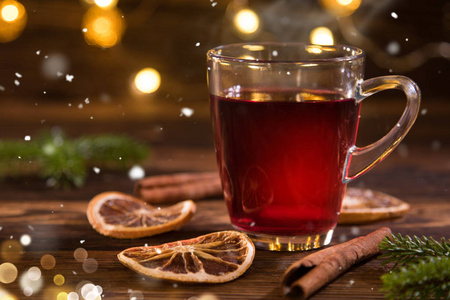 圣诞热覆盖葡萄酒与各种香料在旧的木制背景。