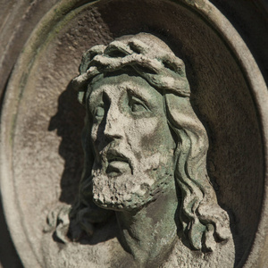 耶稣基督荆棘冠冕的脸雕像