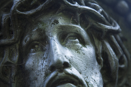 耶稣基督荆棘冠冕的脸雕像