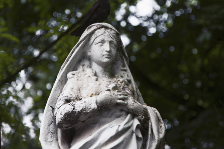 圣母玛利亚雕像是爱和善良的象征