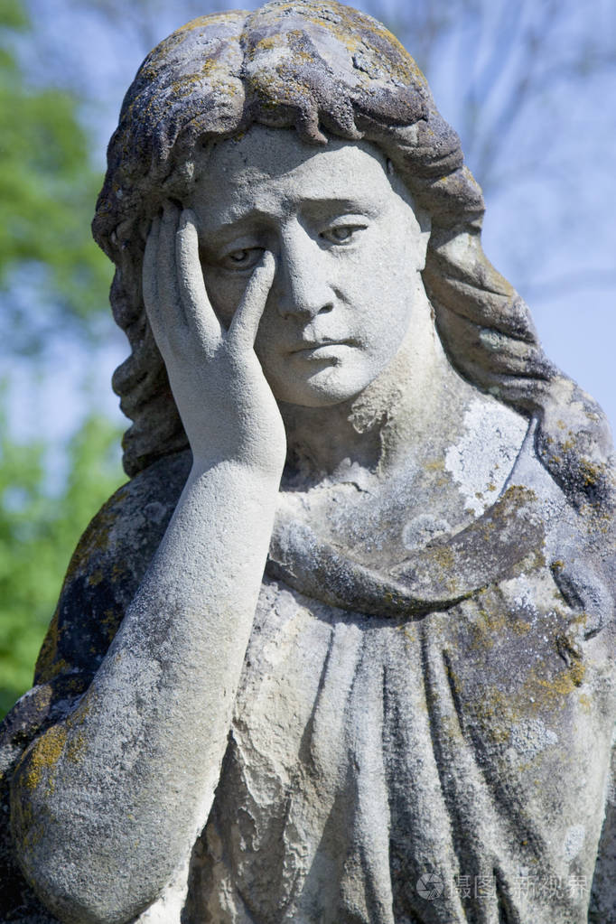 圣母玛利亚雕像悲伤中悲伤的女人的老式雕塑宗教信仰痛苦爱的概念
