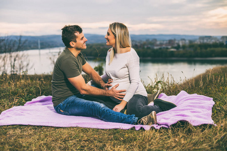 丈夫和他怀孕的妻子喜欢在户外共度时光。