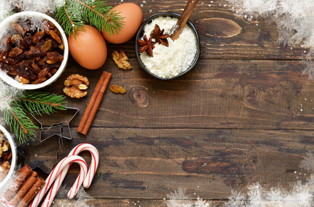 木制背景上有装饰品的圣诞卡。 圣诞节烘焙烹饪过程。