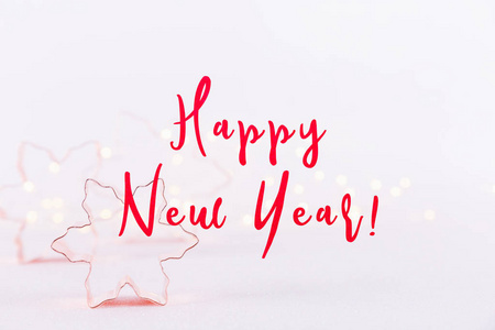 雪花铜饼干切割机在白色闪闪发光的背景与Bokeh灯。 节日和新年卡片背景。 水平的。 假日措辞