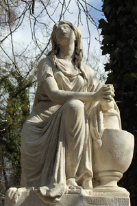 墓中的妇女雕像，作为抑郁痛苦和悲伤的象征