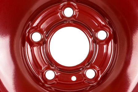 钢制车轮轮辋接近红色。 用裁剪路径隔离在白色背景上。