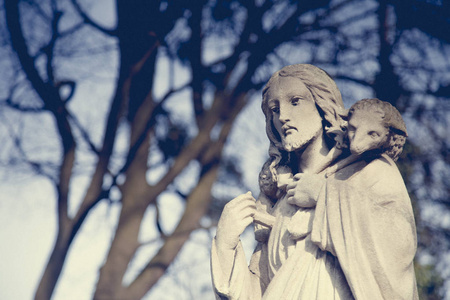 好牧羊人耶稣基督的古老雕像是一个好牧羊人,他肩上扛着丢失的羊.