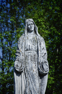 圣母玛利亚雕像。 悲伤中悲伤女人的老式雕塑宗教信仰痛苦爱的概念