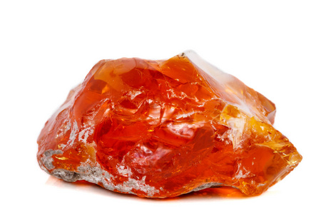 省立公园白色背景下岩石中的大型蛋白石矿物石在白色背景上查出的红色