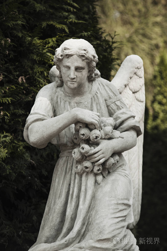 悲伤的天使作为永恒生命和死亡的象征