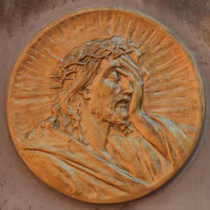 耶稣基督荆棘冠(雕像)的脸照片