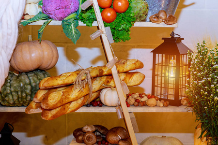 感恩节快乐，秋天背景木桌，装饰着蔬菜水果和秋叶。