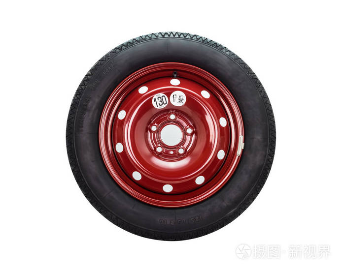 钢制红色轮辋上的备用汽车轮胎用裁剪路径隔离在白色背景上