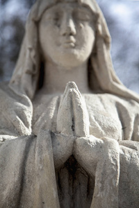 圣母玛利亚祈祷的古董雕像的碎片。 选择性地集中在手上。 宗教信仰圣罪概念